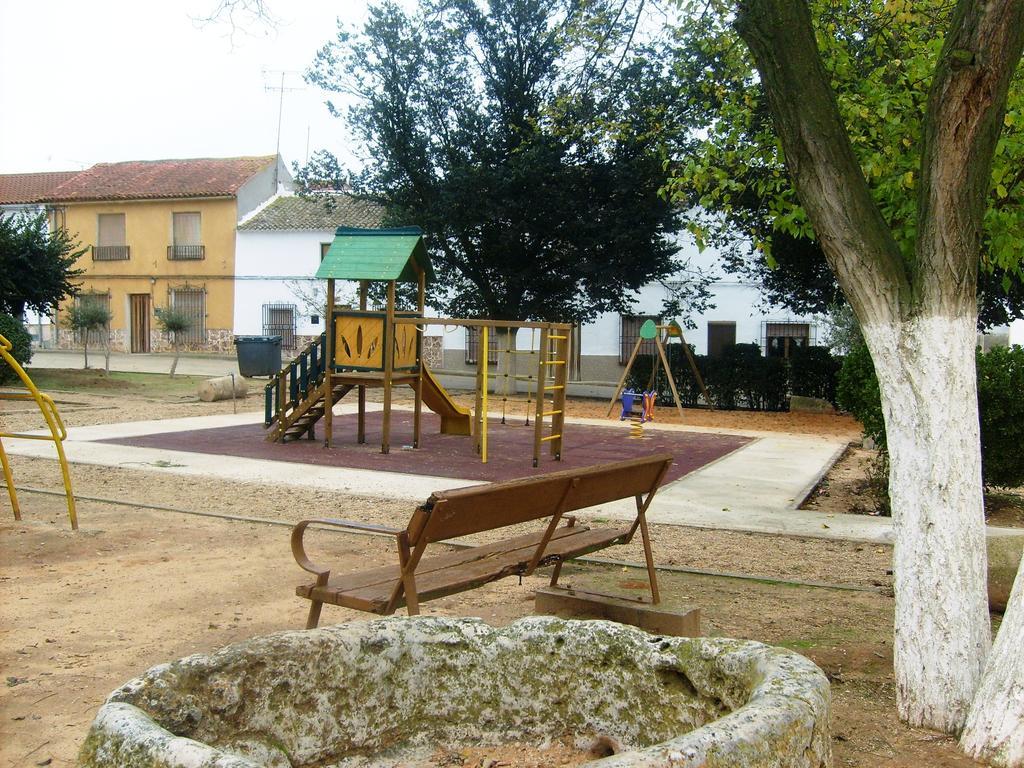 Gasthaus Senorio De Monterruiz Casas de Santa Cruz Exterior foto