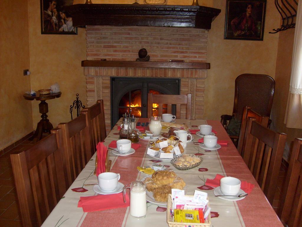 Gasthaus Senorio De Monterruiz Casas de Santa Cruz Exterior foto